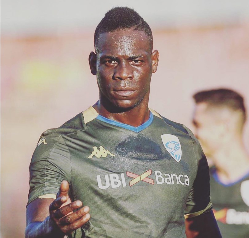 Balotelli é flagrado fumando minutos antes de estreia pelo Brescia