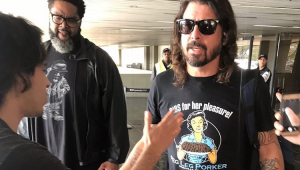 Fã brasileira dá garrafa de cachaça para Dave Grohl no aeroporto