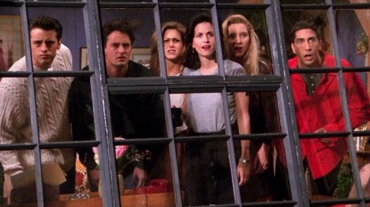 Personagens de Friends olhando por uma janela com grades e caras de assustados