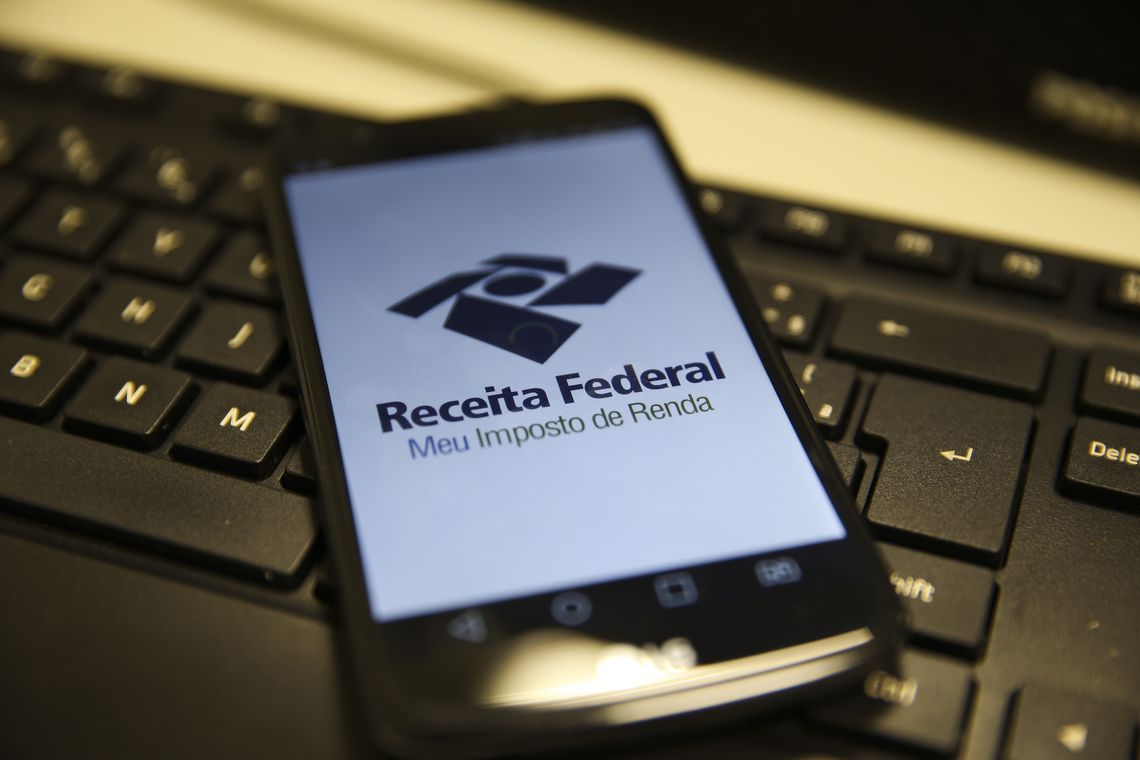 Símbolo da Receita Federal aparece em tela de celular