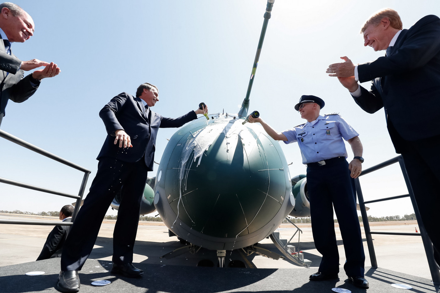 Jair Bolsonaro batiza KC-390 Embraer FAB
