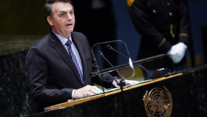 O presidente Jair Bolsonaro discursando em frente a microfone na Assembleia Geral da ONU em 2019