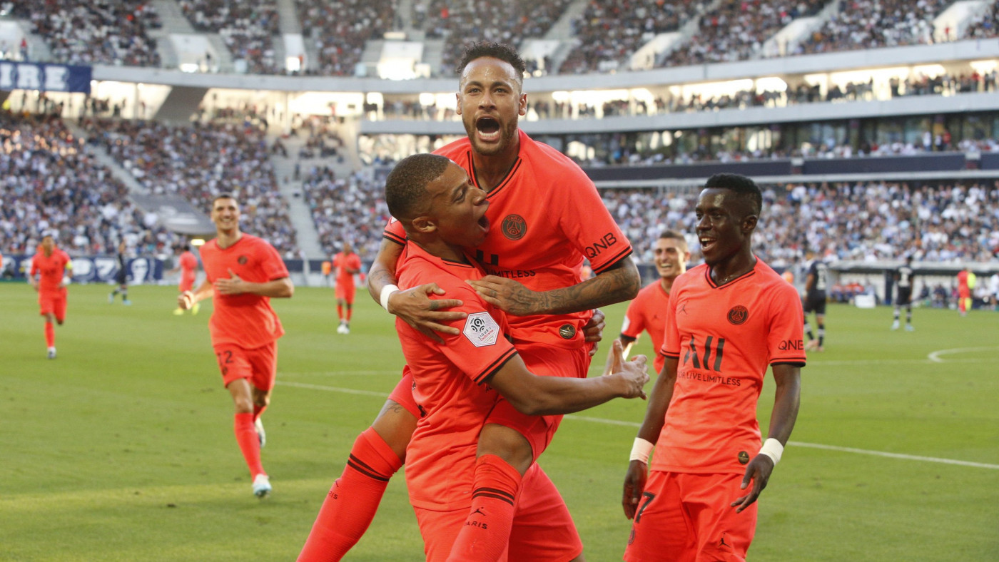 Mbappé e Neymar comemoram gol pelo PSG