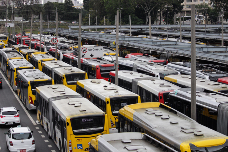 Após assembleia, motoristas de ônibus aprovam estado de greve em São Paulo 3 oft20190906027