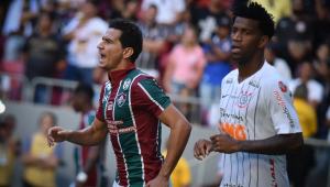 Paulo Henrique Ganso passa por Gil e comemora o gol do Fluminense contra o Corinthians