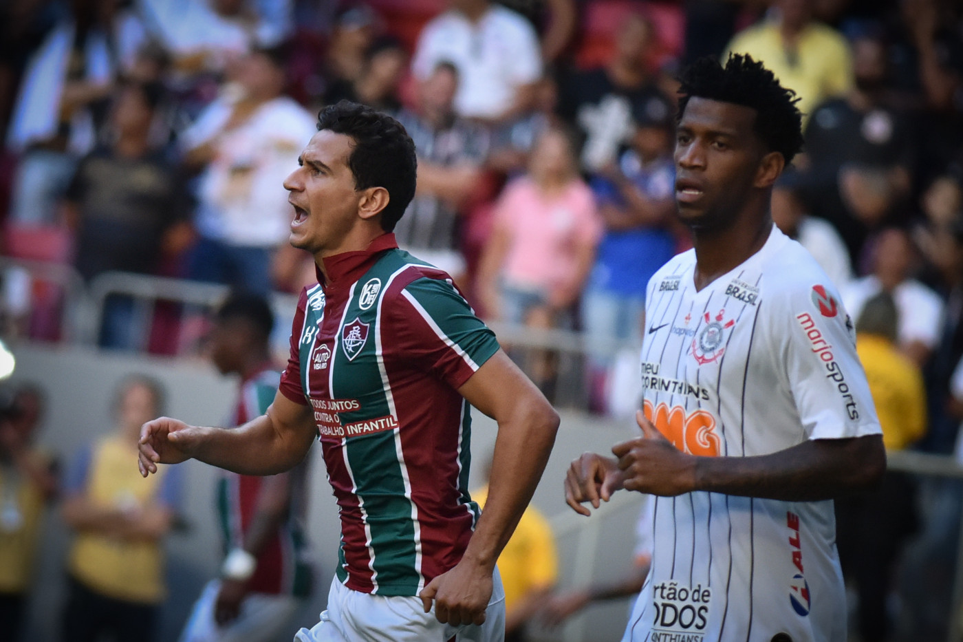 Paulo Henrique Ganso passa por Gil e comemora o gol do Fluminense contra o Corinthians