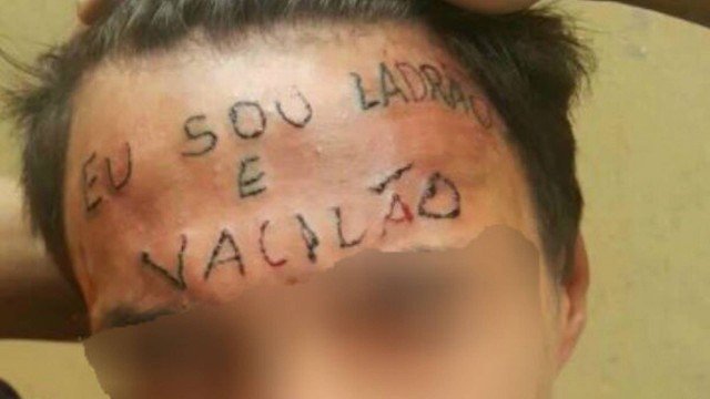 jovem testa tatuada condenado