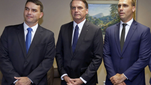Moraes pede posição da PGR sobre inclusão de Bolsonaro e Flávio em ação contra Eduardo