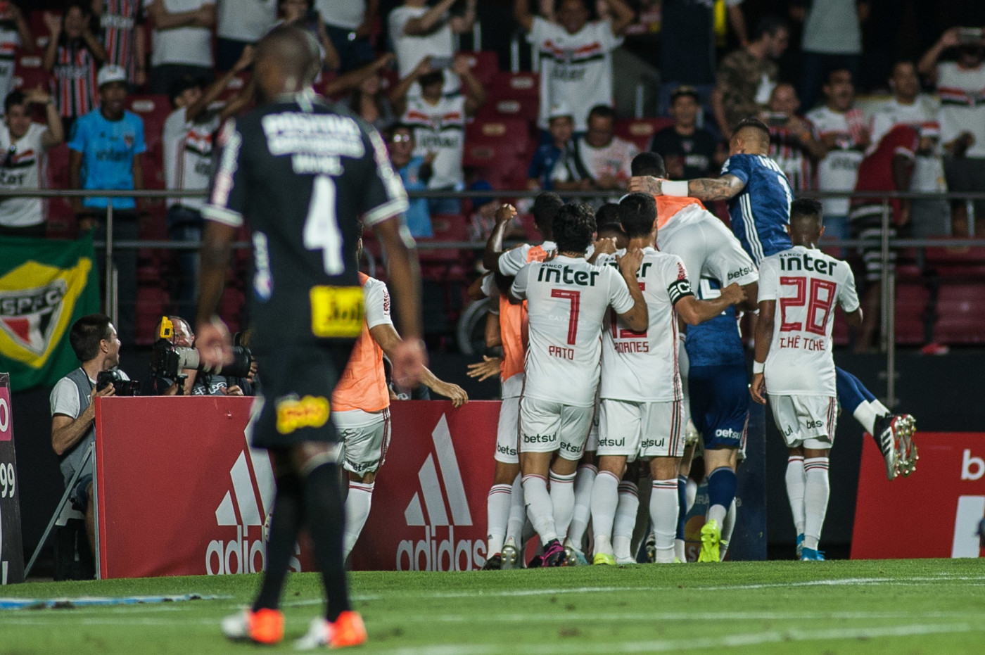 Reinaldo comemora gol do São Paulo contra o Corinthians no Morumbi