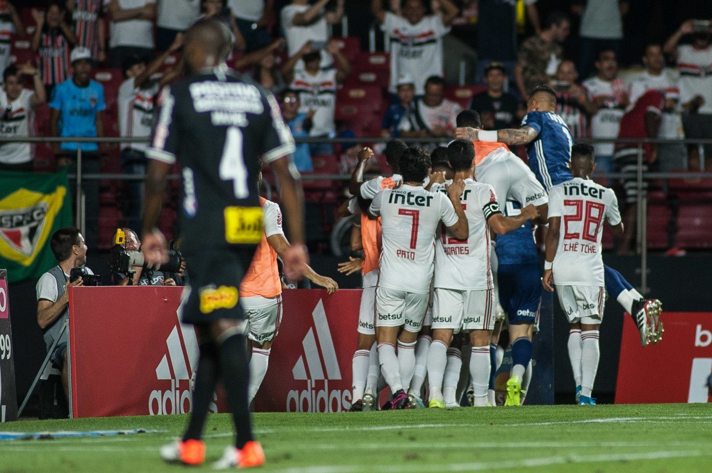 Após nova vitória do Corinthians sobre o São Paulo, Fiel tira onda