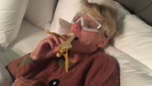 Sob efeito de anestesia, Taylor Swift chora por causa de banana