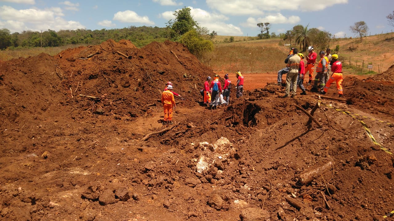 Bombeiros de Minas Gerais ainda buscam por 11 desaparecidos
