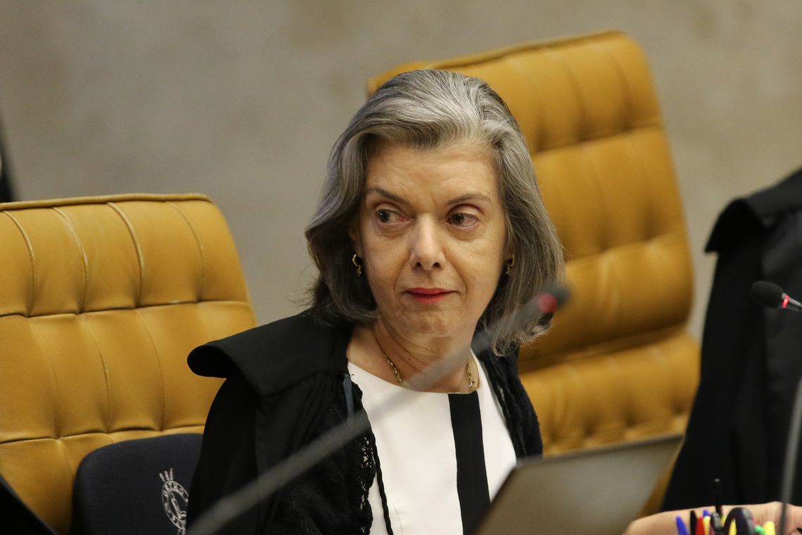 Ministra no plenário do STF