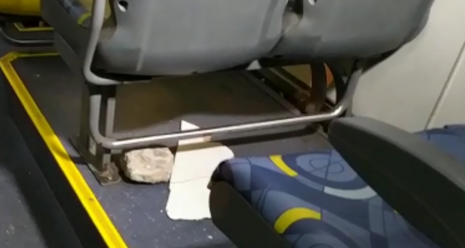 Pedra atinge mulher em ônibus