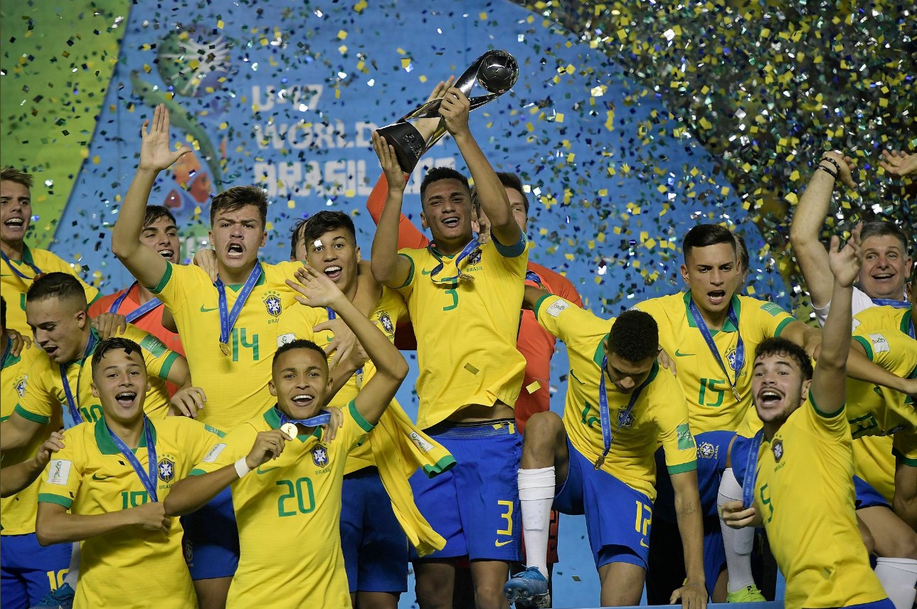 É campeão! Brasil bate o México no fim e conquista Mundial Sub17 pela