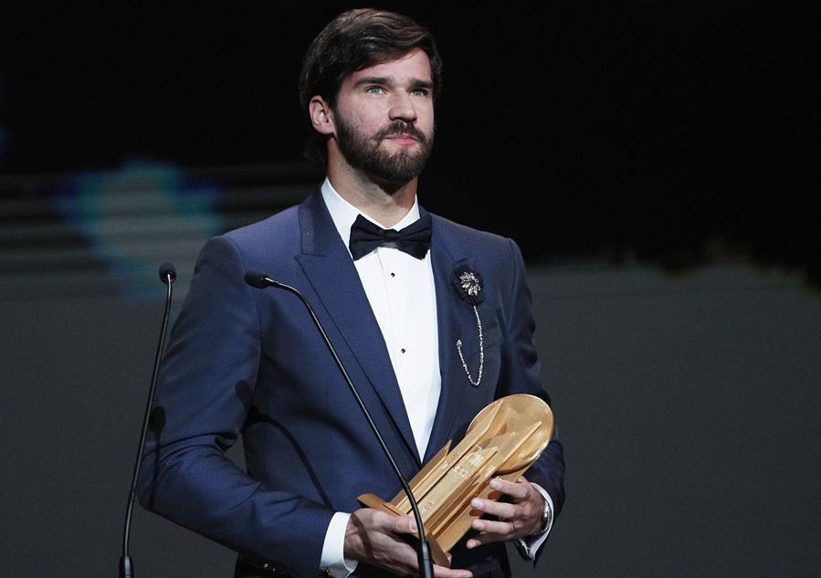 Alisson recebe troféu de melhor goleiro do mundo em cerimônia da Bola de  Ouro