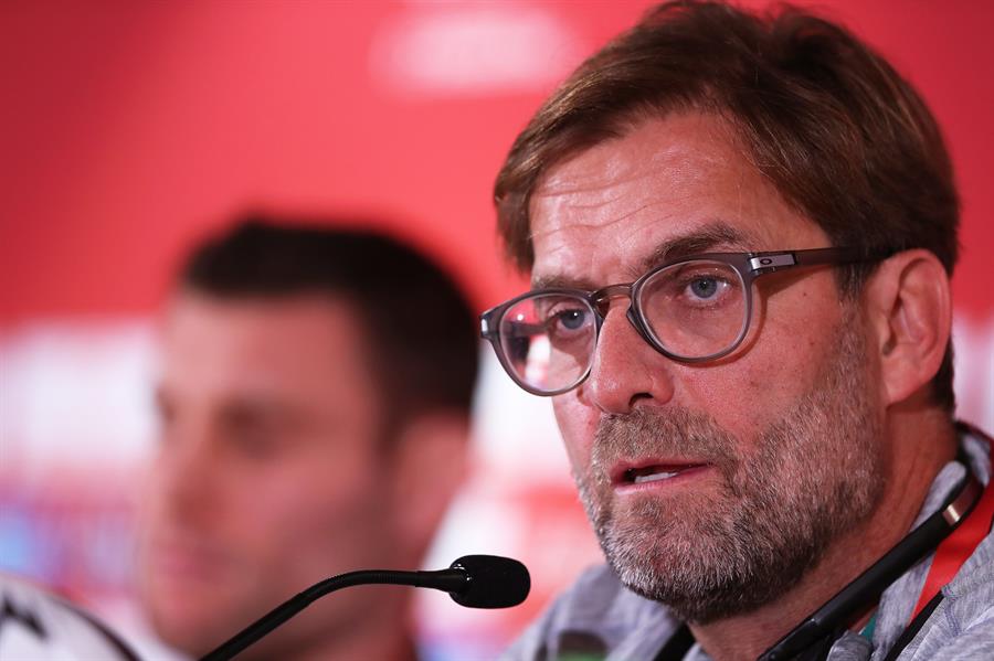 Jurgen Klopp posa para foto no Liverpool