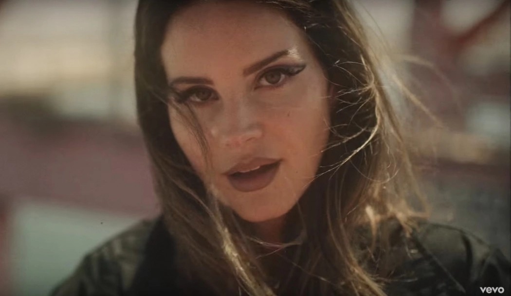 Lana Del Rey terá projeto diferente com álbum de poesias