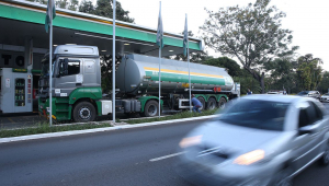 Caminhão da Petrobras em um posto de combustíveis