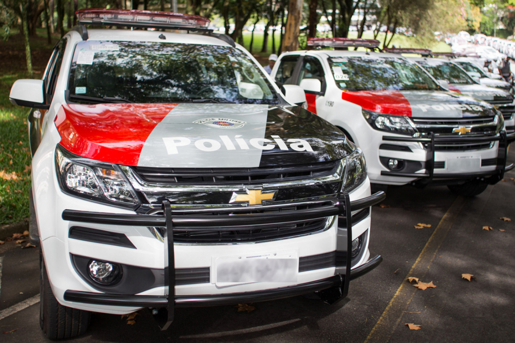 Duas viaturas da Polícia Militar de São Paulo estacionadas