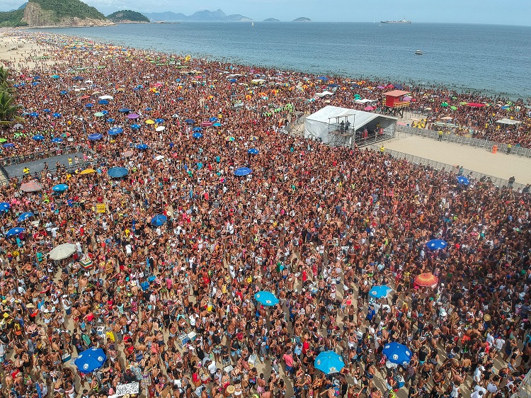 1º dos 50 dias de carnaval de rua no Rio reúne milhares de foliões