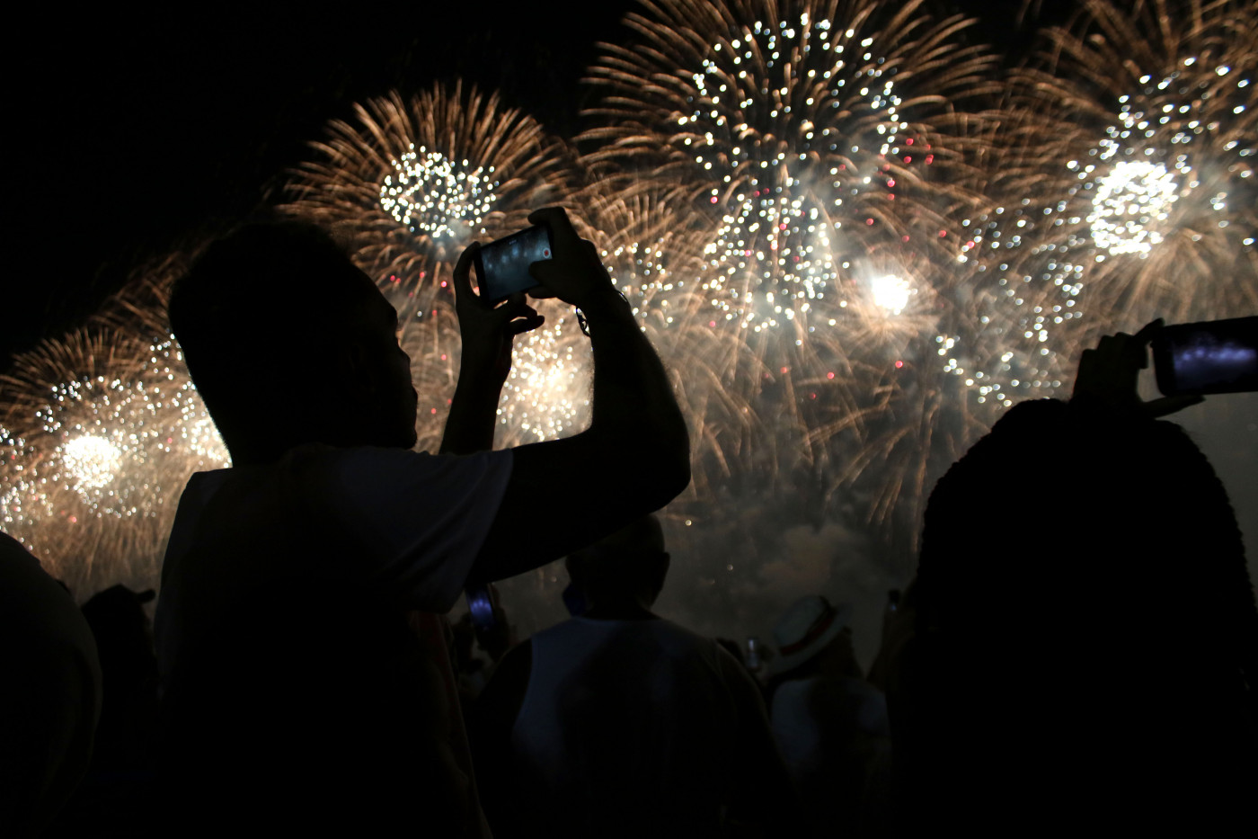 Festa de Ano Novo com fogos de artifício em Copacabana