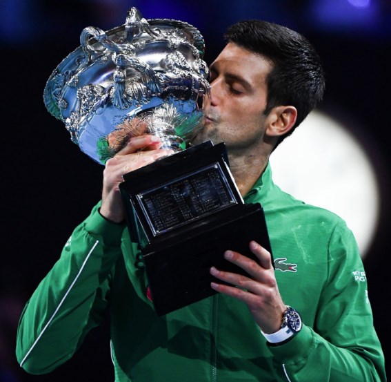 Djokovic erguendo o troféu do Aberto da Austrália