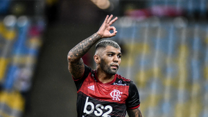 Gabigo comemora com a camisa do Flamengo