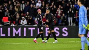 Mbappé e Neymar comemorando vitória do PSG