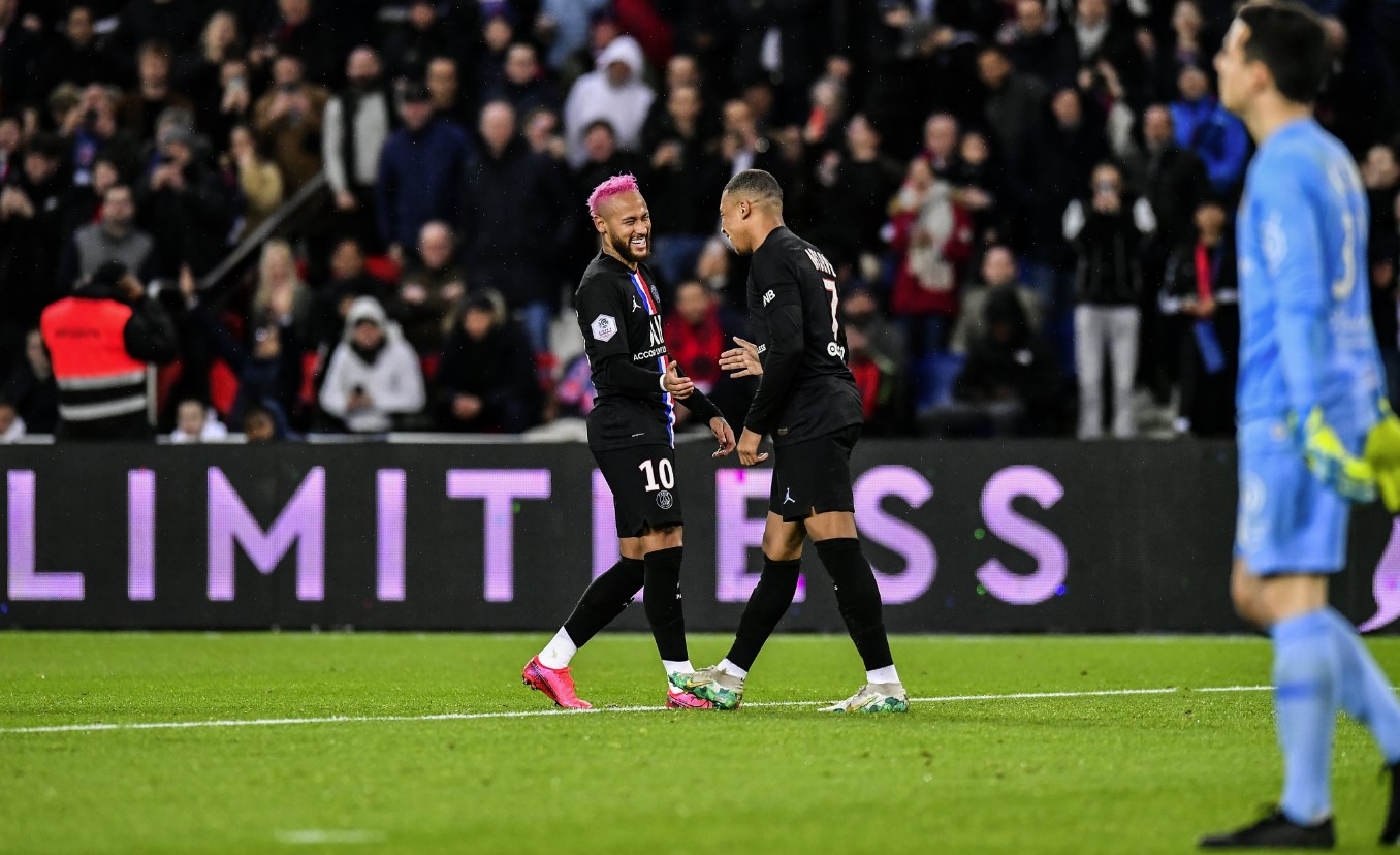 Mbappé e Neymar comemorando vitória do PSG