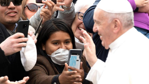 Papa Francisco não está com coronavírus, afirma jornal
