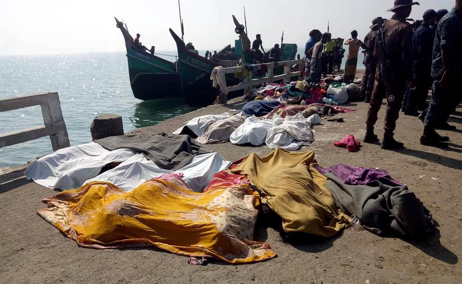 Corpos cobertos de pessoas rohyngia que tentaram fugir de Mianmar para a Malásia e morreram em naufrágio