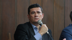 Ex-juiz da Lava Jato Sergio Moro falando em um microfone