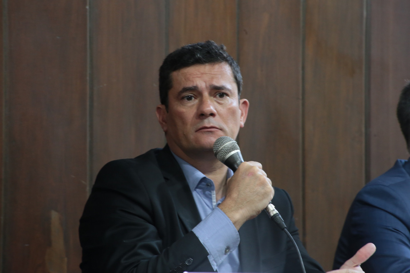 Ex-juiz da Lava Jato Sergio Moro falando em um microfone