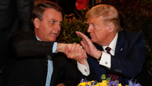 Presidente Jair Bolsonaro segura a mão de Donald Trump