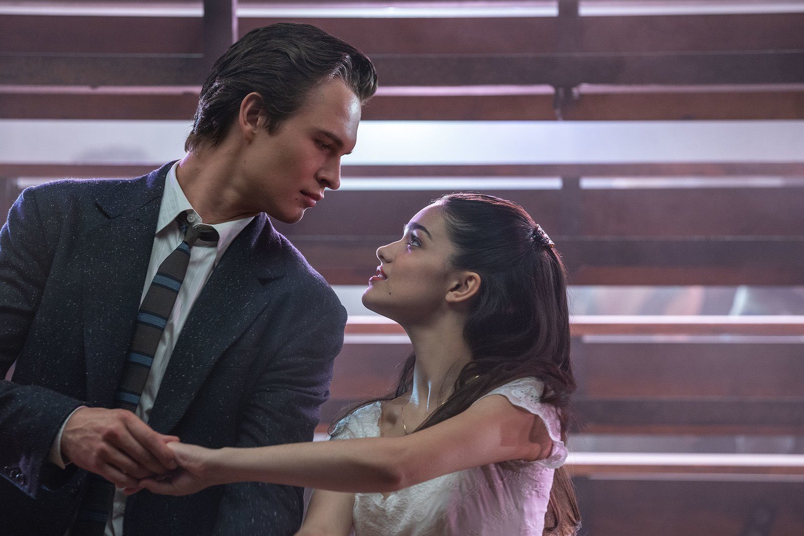 ‘Amor, Sublime Amor’ de Spielberg ganha imagens com Ansel Elgort e