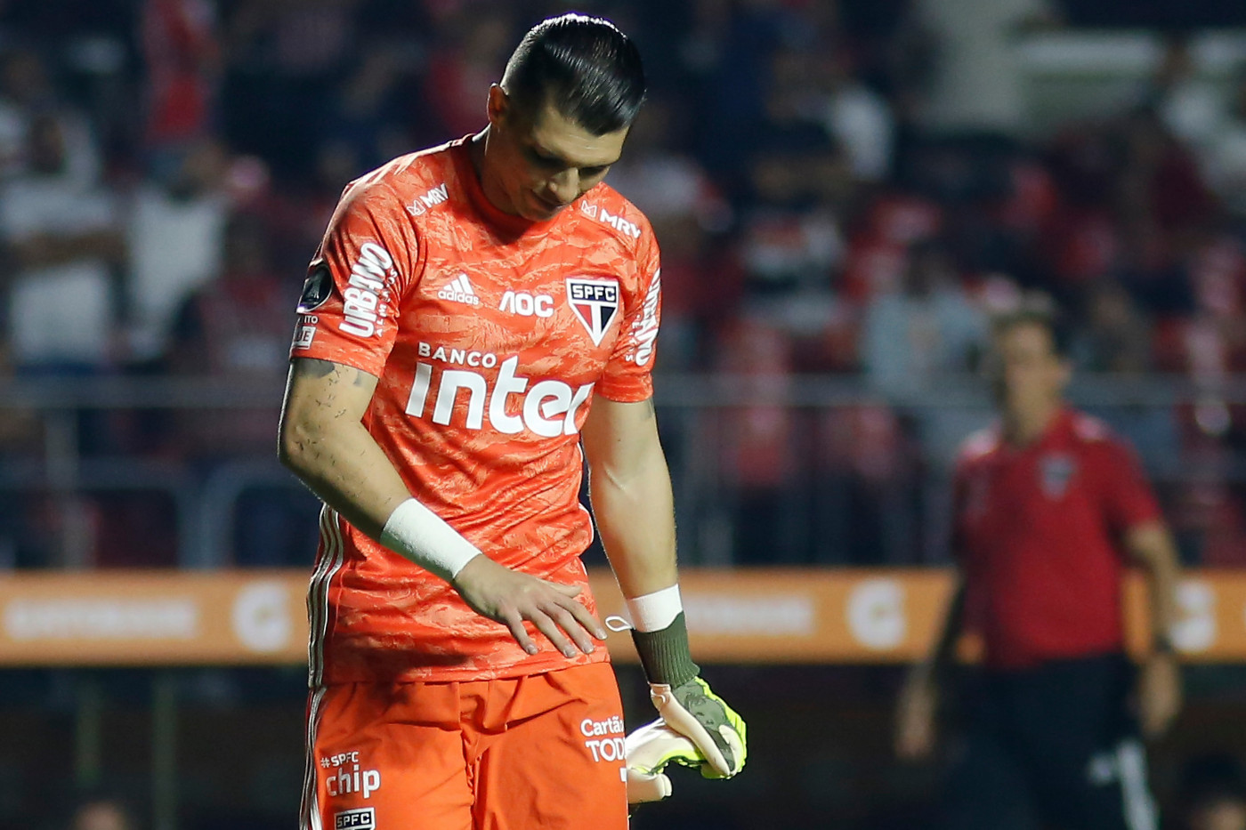 Tiago Volpi defendendo o São Paulo em partida da Libertadores