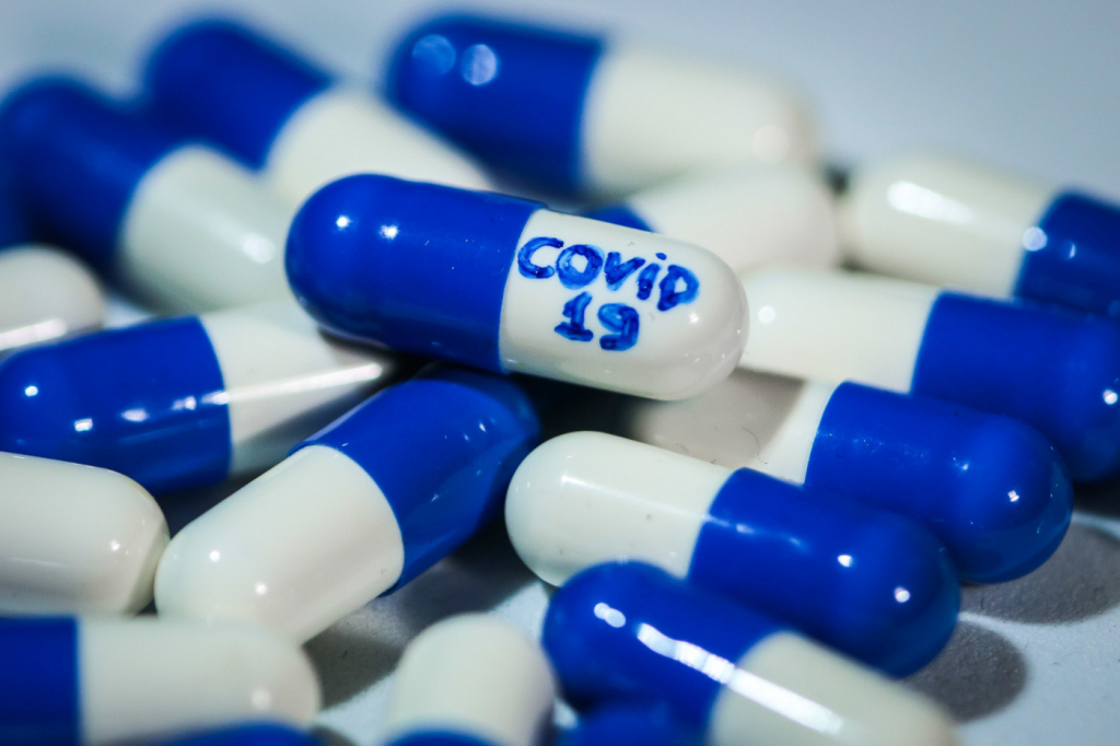 cápsula de remédio escrito Covid-19