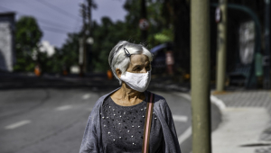 Idosa usa máscara para se proteger do novo coronavírus