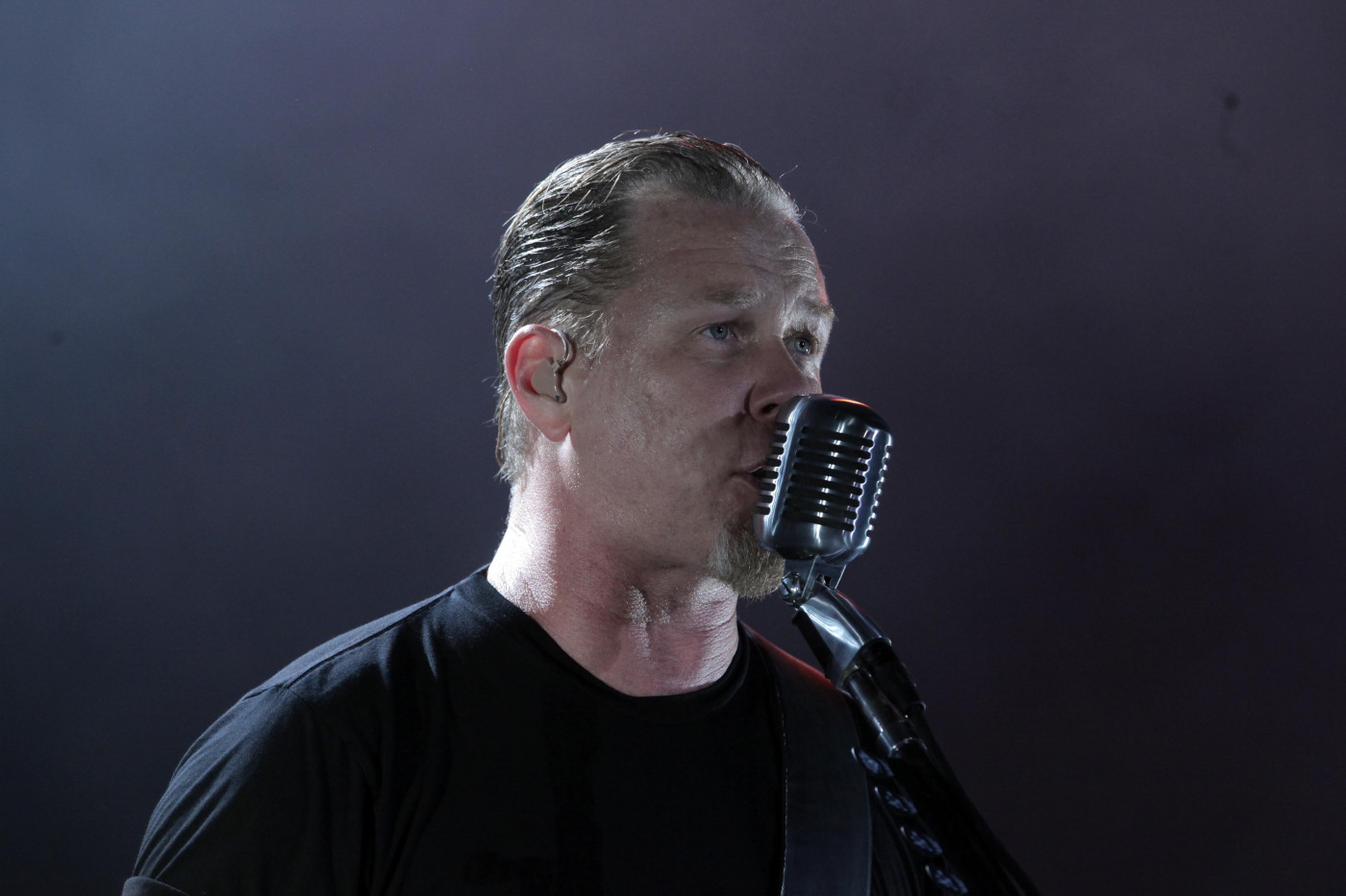 James Hetfield, vocalista da banda Mettalica, cantando em um palco