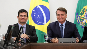 Moro sorrindo ao lado de Jair Bolsonaro