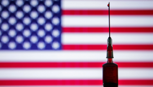 vacina na frente de uma bandeira dos estados unidos