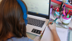 Estudante assiste aula online durante a pandemia