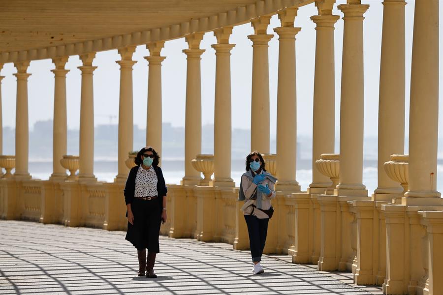 Pessoas caminham em Portugal