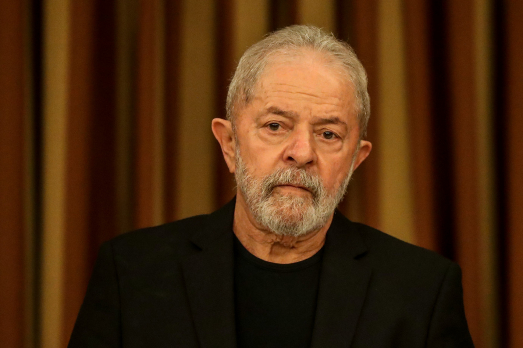 Ex-presidente Lula posa sério e de roupa preta