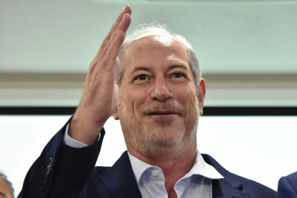 Ciro Gomes de mão levantada e sorrindo