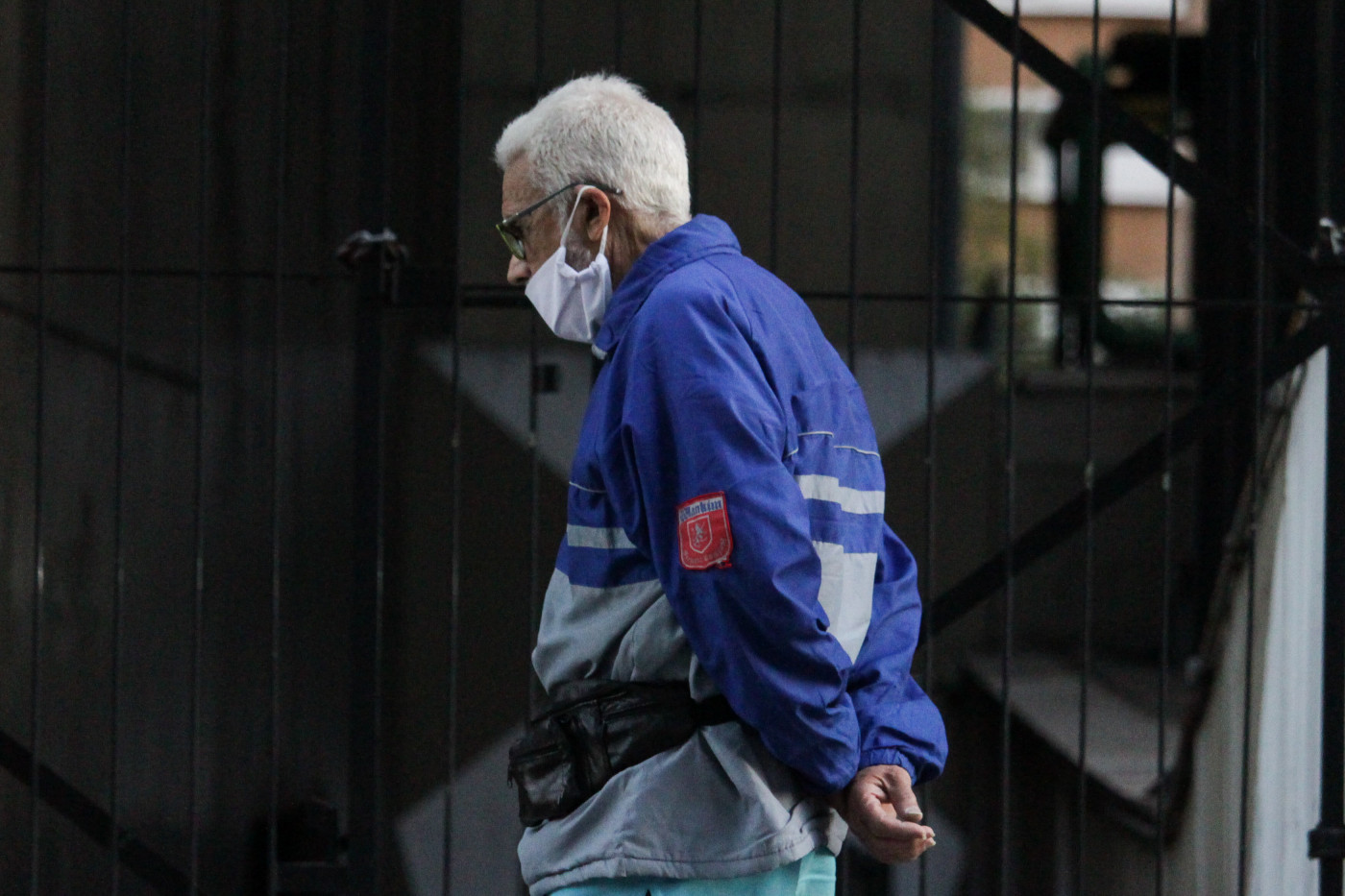 Homem idoso andando na rua