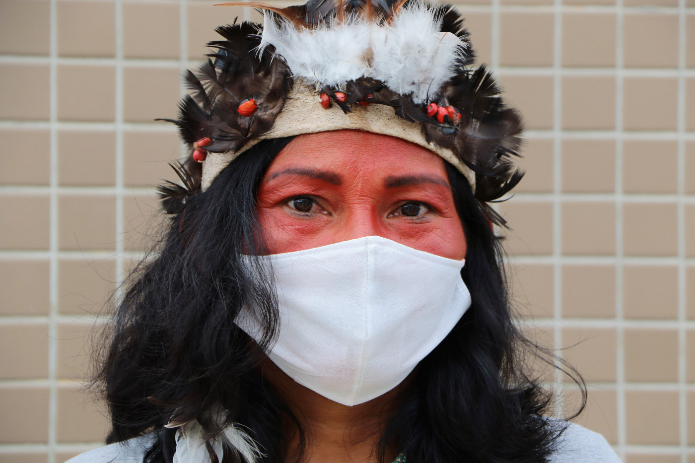 Mulher indígena usando máscara