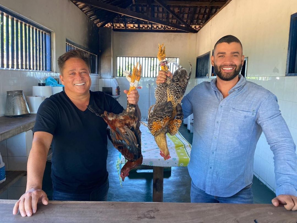 Gusttavo Lima e Leonardo recebem críticas por foto com frangos mortos | Jovem Pan