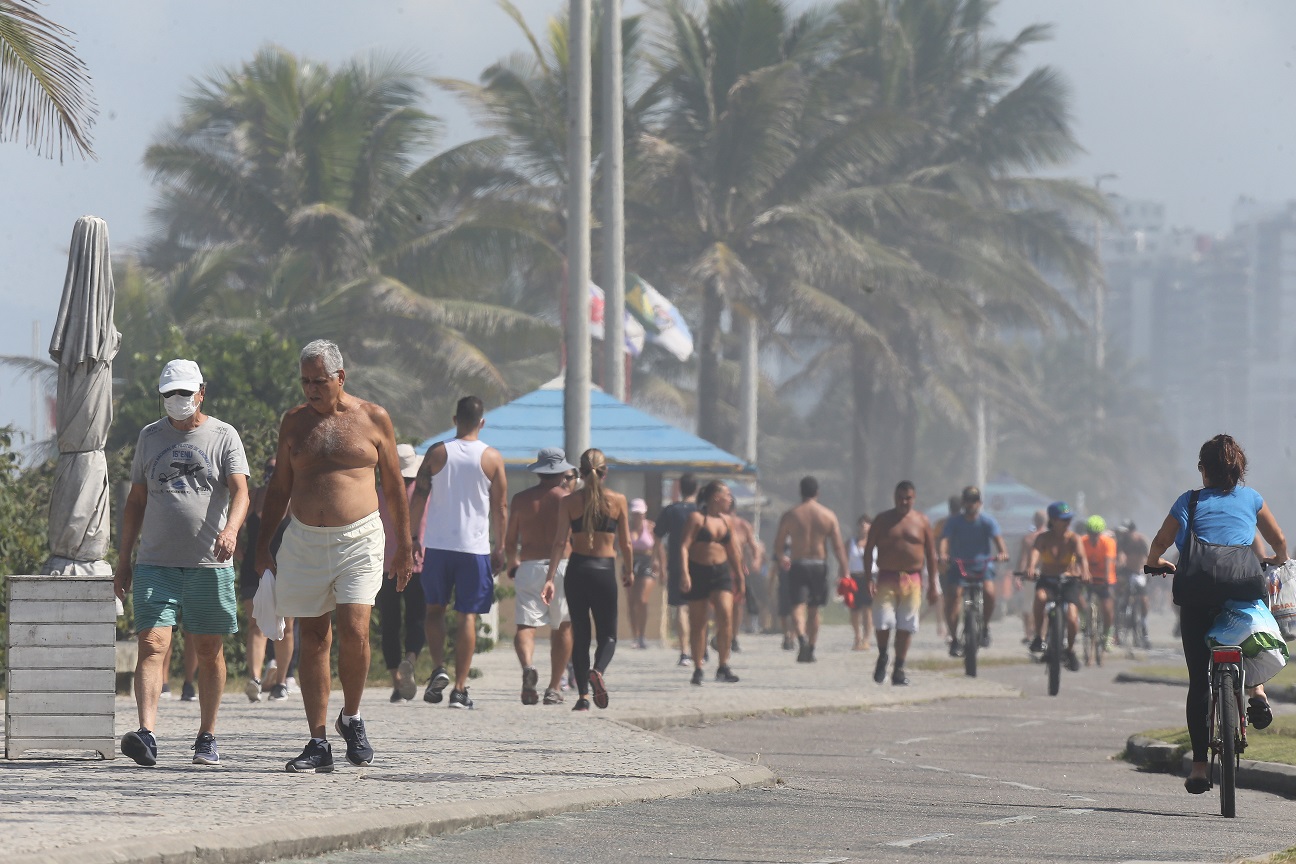Pessoas aproveitando a praia da Barra da Tijuca, localizada na Zona Oeste do Rio de Janeiro